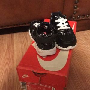Nike Huaraches toddler black & white heart print